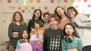 Single μητέρες συγκατοικούν και μεγαλώνουν παρέα τα παιδιά τους