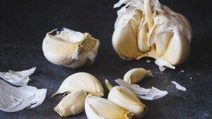 Τι καταπολεμά την οσμή σκόρδου στην αναπνοή