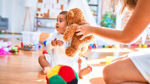 Νταντάδες της Γειτονιάς: Ξεκίνησε η δημιουργία του μητρώου επιμελητών για 33 δήμους