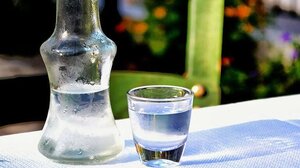 Μπελάδες για την… πατέντα της ρακής με κάνναβη