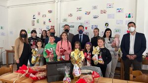 Ο Στ. Πέτσας στις κατασκηνώσεις Ζωγράφου όπου φιλοξενούνται πρόσφυγες από την Ουκρανία