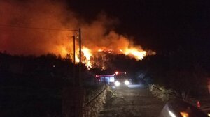 Μαίνεται η φωτιά κοντά στο Λιβαδάκι – Εκκενώθηκε προληπτικά το χωριό