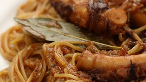 Χταπόδι κοκκινιστό με μακαρόνια