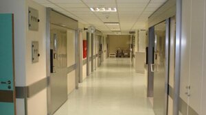 Δεν τα κατάφερε ο 52χρονος που έπεσε από την ταράτσα