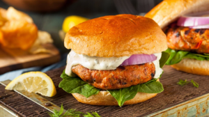 Σπιτικά μπέργκερ με σολομό