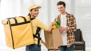 ΑΑΔΕ: Μοντέλο «Airbnb» και στις πλατφόρμες delivery