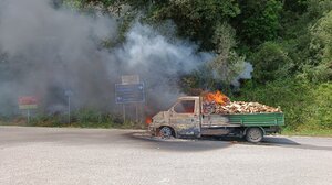 "Λαμπάδιασαν" τα ξύλα και το... αυτοκίνητο!