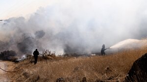 Σε εξέλιξη η πυρκαγιά στο Ξυλόκαστρο Κορινθίας