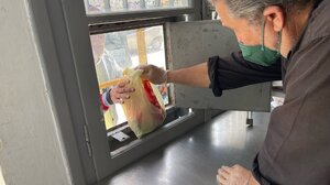 Εκατοντάδες γεύματα αγάπης από τους επιχειρηματίες της εστίασης