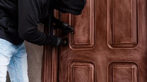 Άρπαξαν ό,τι βρήκαν μπροστά τους, ρήμαξαν το σπίτι, αλλά δεν πήγαν μακριά