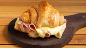 Ψητό κρουασάν βουτύρου με ζαμπόν και τυρί