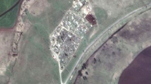 Νέο ομαδικό τάφο κοντά στη Μαριούπολη αποκαλύπτουν δορυφορικές εικόνες 