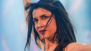 Νυφούλα ετοιμάζεται να ντυθεί η Πάολα