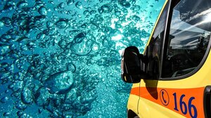 Τον εντόπισαν να επιπλέει στη θάλασσα χωρίς τις αισθήσεις του