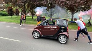 Mπήκε στο βιβλίο Γκίνες γιατί έσπρωχνε αυτοκίνητο για 24 ώρες!