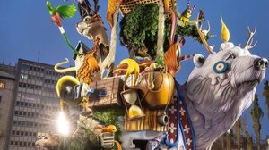 Μια πολική αρκούδα στο επίκεντρο των γλυπτών στο φεστιβάλ Las Fallas στη Βαλένθια