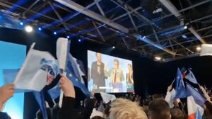 Γαλλικές εκλογές: Οι οπαδοί του Μακρόν ξεσπούν σε πανηγυρισμούς όταν ακούν τον Μελανσόν