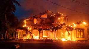 Σρι Λάνκα: Διαδηλωτές πυρπόλησαν σπίτια του παραιτηθέντος πρωθυπουργού και υπουργών