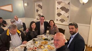 Αμηχανία στο τραπέζι με τον Βενιζέλο και τον Παπανδρέου