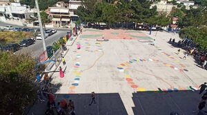 Μεταμόρφωσαν την αυλή του σχολείου σε ένα τεράστιο επιτραπέζιο!