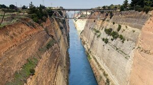 Απειλούσε να πέσει από τον Ισθμό της Κορίνθου