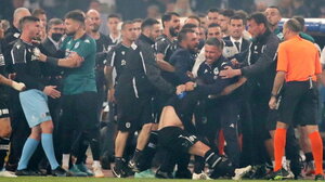 Η Ελλάδα στα γήπεδα...ξεγυμνώνεται!