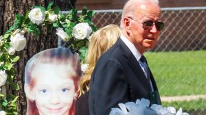 Ο Μπάιντεν στην Ουβάλντε για να απαλύνει τον πόνο μιας τραυματισμένης πόλης