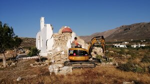 Έγινε η αρχή για το λαβωμένο από το σεισμό ξωκκλήσι