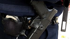 Το επεισόδιο στο μπαρ, η επέμβαση του αστυνομικού, το μαχαίρωμα και ο πυροβολισμός