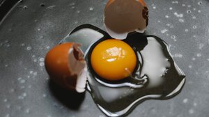 Αν σπάσετε αυγό και δείτε αυτό μέσα, πετάξτε το αμέσως