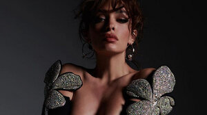 "Φωτιά" η Ελένη Φουρέιρα στο εξώφυλλο του νέου της άλμπουμ 