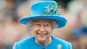 Μια ματιά στο μοναδικό στυλ της βασίλισσας Ελισάβετ