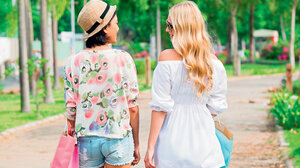 Και μόνον μία συνομιλία με φίλους την ημέρα κάνει καλό στην ψυχική υγεία!