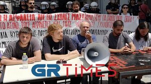 ΑΠΘ: Συνέντευξη Τύπου από φοιτητές, μπροστά από τις αστυνομικές δυνάμεις