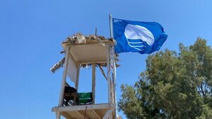 Μείον 4 γαλάζιες σημαίες η Κρήτη - Δείτε από ποιες παραλίες αποσύρθηκε η Γαλάζια Σημαία