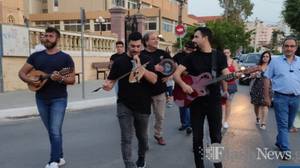 Πλημμύρισαν οι δρόμοι της Χαλέπας με κρητικές καντάδες