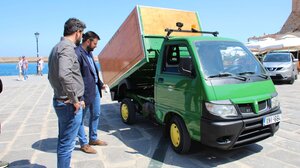 Με μικρά ηλεκτροκίνητα οχήματα η αποκομιδή των απορριμμάτων στην παλιά πόλη και το Ενετικό λιμάνι