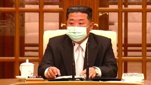 Ο Κιμ Γιονγκ Ουν αντιμετωπίζει τον κορωνοϊό με τσάι και… αλατόνερο