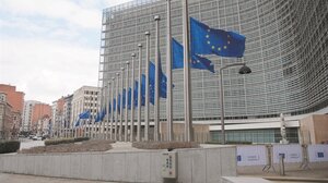 Κομισιόν: Προς κατάργηση η έκτακτη εισφορά και το τέλος επιτηδεύματος