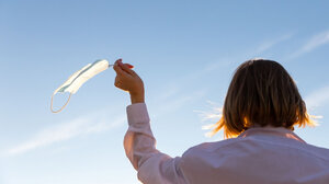 Τέλος από σήμερα οι μάσκες και σε εσωτερικούς χώρους – Οι εξαιρέσεις