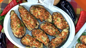 Μελιτζάνες γεμιστές με κιμά από κοτόπουλο και λιωμένα τυριά