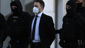 Παριστάνει το θύμα ο Μπάμπης Αναγνωστόπουλος 