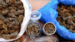 Προφυλακίστηκαν οι δύο από τους τρεις, για τα ναρκωτικά, τα όπλα και τις σφαίρες