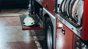 Έπεσε στο σταθμευμένο ΙΧ και ο κινητήρας πήρε φωτιά