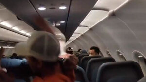 Θώπευσε και επιτέθηκε σε αεροσυνοδούς μέσα σε πτήση - Δείτε βίντεο 