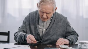 Εισφορές τριών ταχυτήτων – Τι αλλάζει για 100.000 συνταξιούχους που εργάζονται