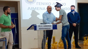 Συγκίνηση και νοσταλγία στην τελετή αποχαιρετισμού των μαθητών της Γ τάξης του ΓΕΛ Λιμένος Χερσονήσου