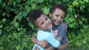 Μπορεί να έχουμε έναν χαμένο δίδυμο αδερφό και να μην το γνωρίζουμε: Πώς γίνεται να συμβεί – Το τεστ που το αποκαλύπτει