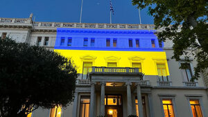 Στα χρώματα της Ουκρανίας το Προεδρικό Μέγαρο