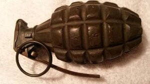 Έριχνε μπαλοθιές του βρήκαν και χειροβομβίδα!